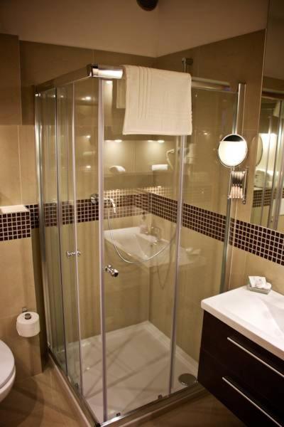 Hotel Marathon Сенец Екстериор снимка