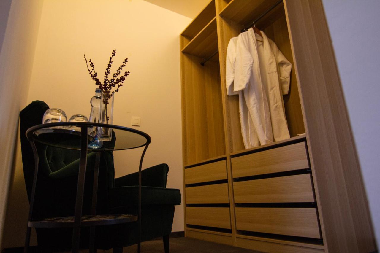 Hotel Marathon Сенец Екстериор снимка