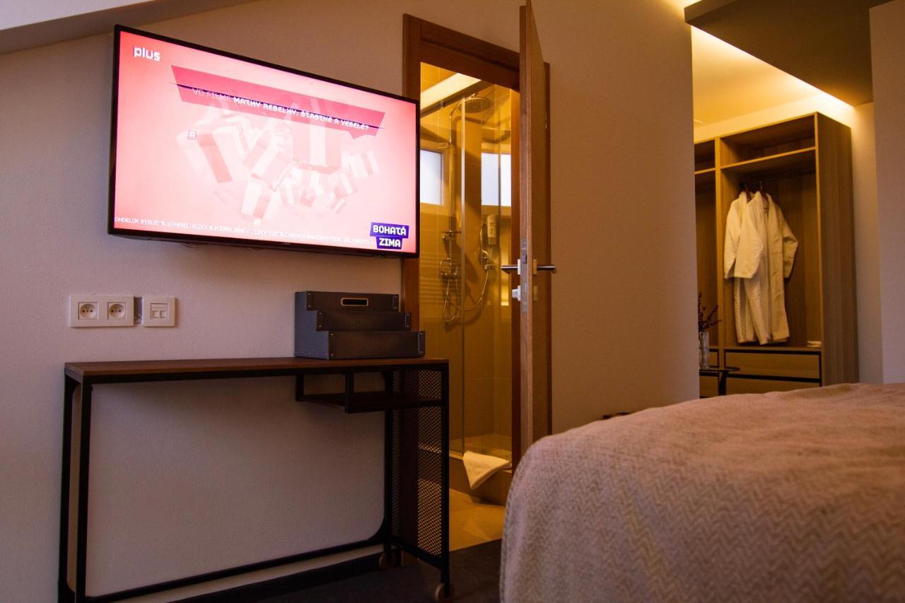 Hotel Marathon Сенец Екстериор снимка